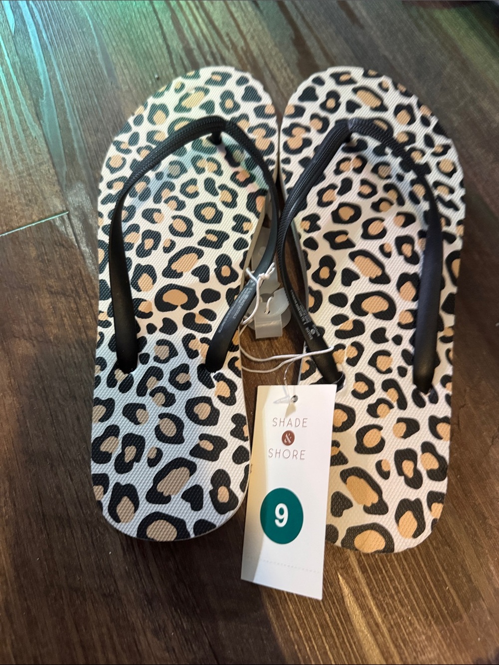 Shade & Shore Leopard-Pattern Flip Flops in Black and Tan
